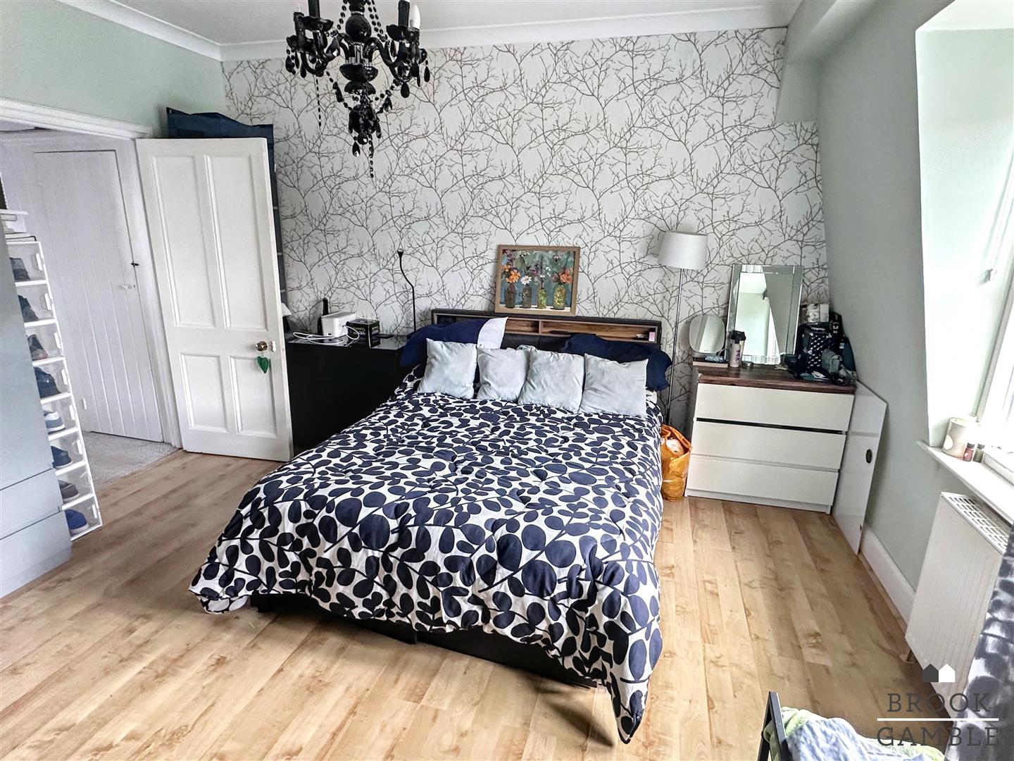 2 Bedroom Flat - Purpose Built. 24 Church Street in Old Town,  9